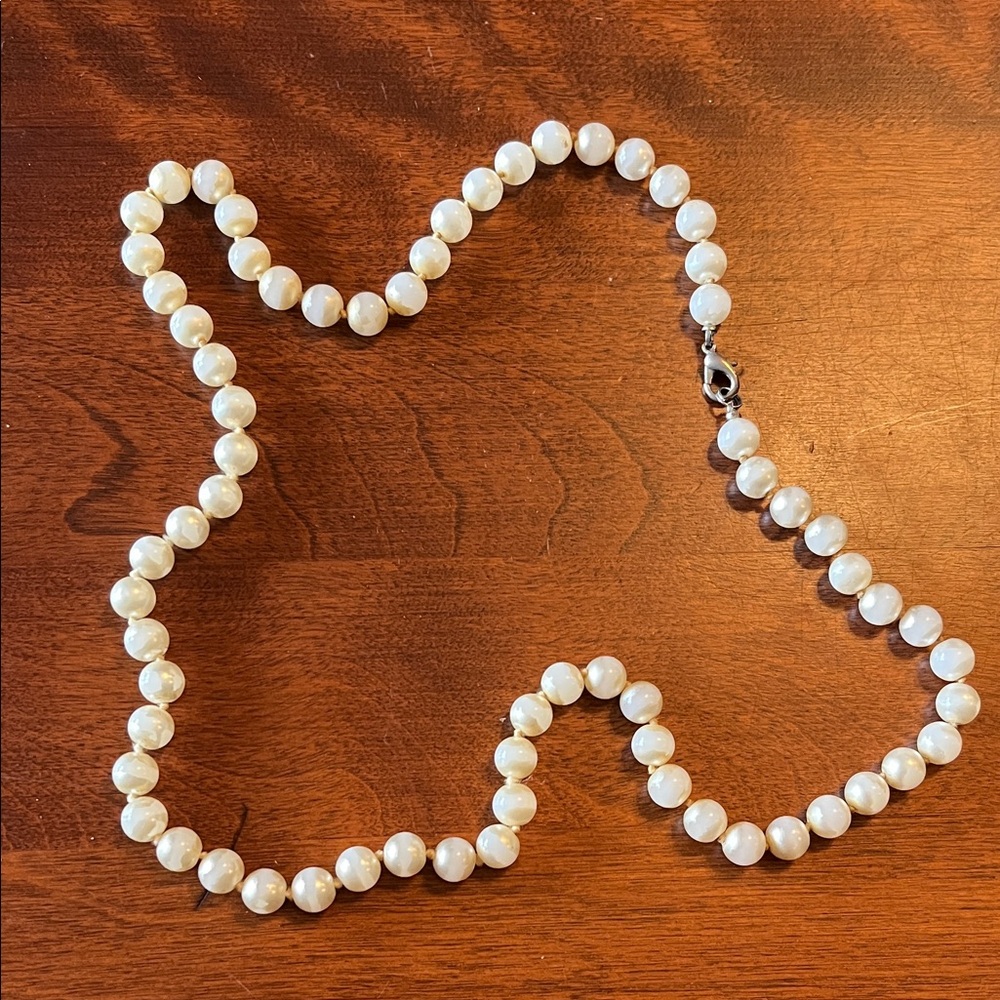 Vintage FAUX Pearl Necklace! READ DESCRIPTION